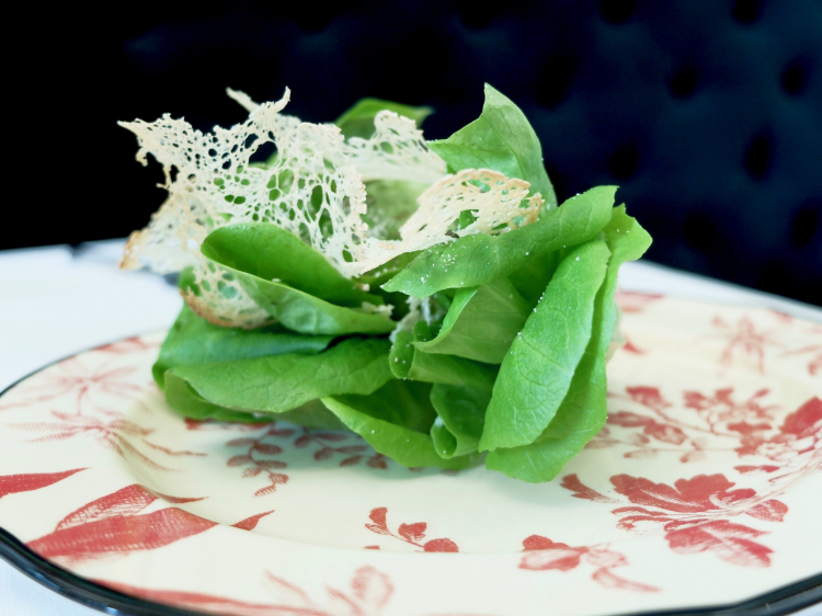 Caesar Salad in Emilia: lattuga, chips di Parmigiano, pane all'aglio, salse di aceto balsamico&maionese, acciughe&capperi, Caesar dressing
