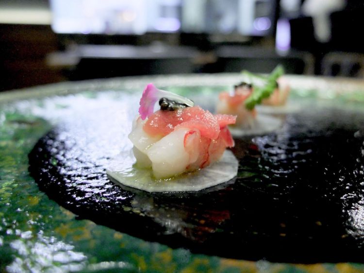 Oriental Sicilia: gambero rosso di Mazara del Vallo, tartare di tonno siciliano, caviale, foglie di daikon marinate nell'aceto di riso, salsa allo yuzu
