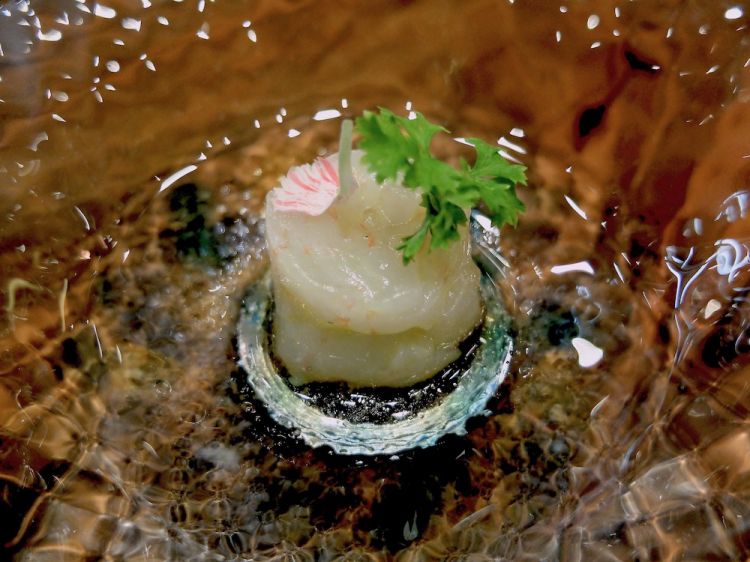 Mare di Sardegna: tartare di gamberi gobbetti sardi, yuzukoshō, salsa di soia sfumata con sake e mirin, consommé di zenzero
