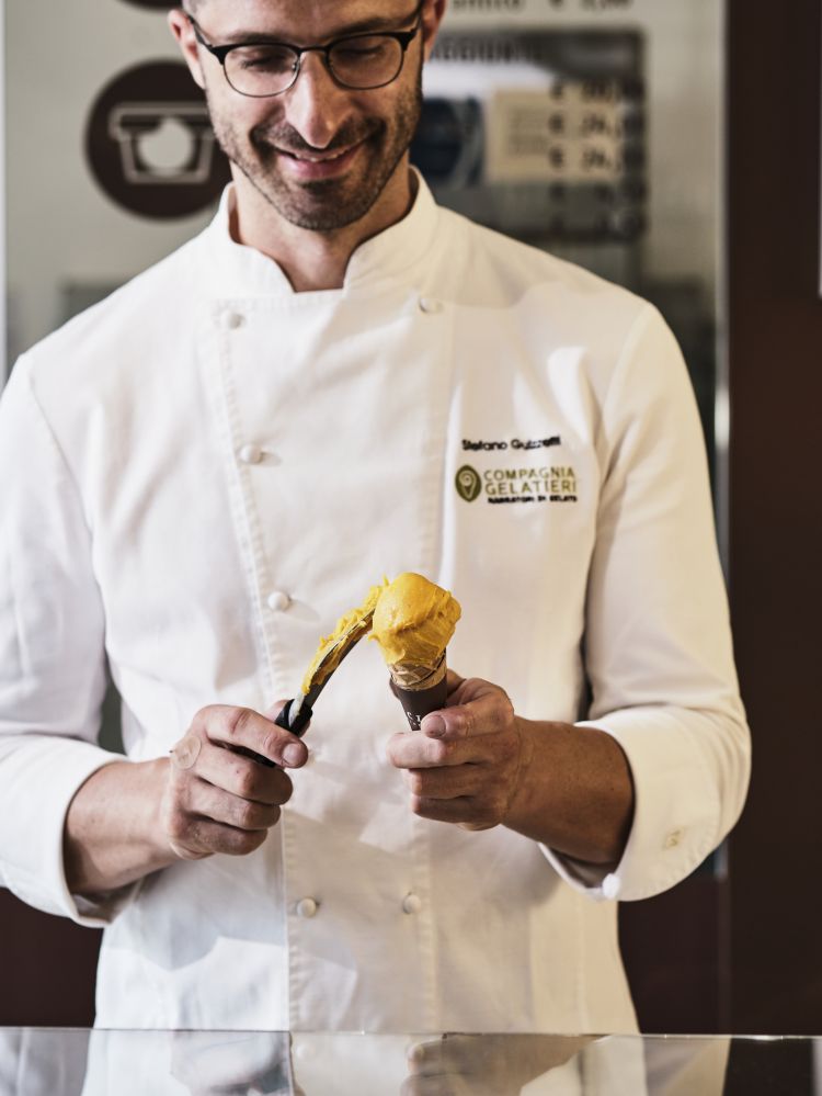 Stefano Guizzetti, il maestro gelatiere di Ciacco Lab, che ha sede a Milano in via Spadari, e a Parma, nella sede nuova di zecca, in Piazza dell Steccata e in Viale Mentana
