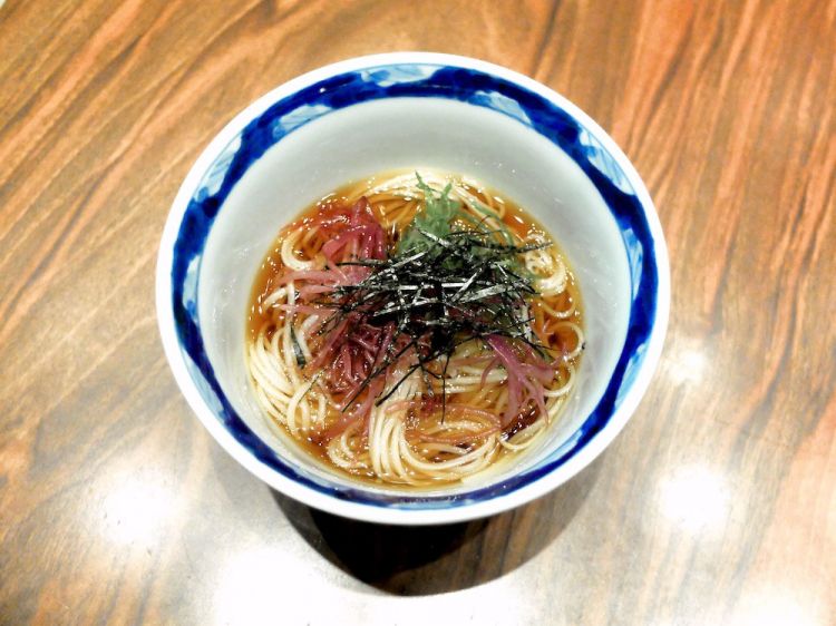 Somen freddo di grano saraceno, dashi di soia, sake e mirin, alga di Hokkaidō, cipollotti freschi, alga nori