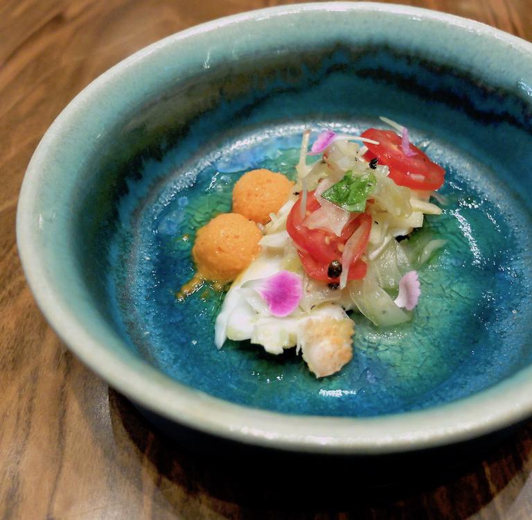 Aragosta cotta, mele Fuji, finocchio, pomodoro datterino, cipolla di Tropea, olio extravergine di Leccino, salsa ume, salsa allo yuzu, sorbetto di peperone di Carmagnola