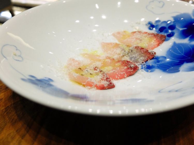 Hamachi nascosta in Puglia: ricciola giapponese, olio evo di Leccino, sale Maldon, pepe del Punjab, caciocavallo pugliese di Martina Franca, emulsione di jalapeño