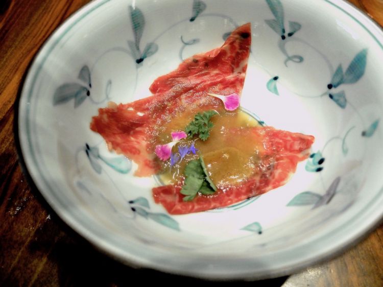 Shabu-shabu di carpaccio di Kobe, consommé di scalogno, cipollotto fresco, salsa al sesamo. La carne è scottata con un dashi composto di acqua, alga kombu, palamita essiccata. Un altro piccolo problema di temperatura: il consommé sarebbe dovuto essere bollente per ammorbidire maggiormente la marezzatura della carne di Kobe