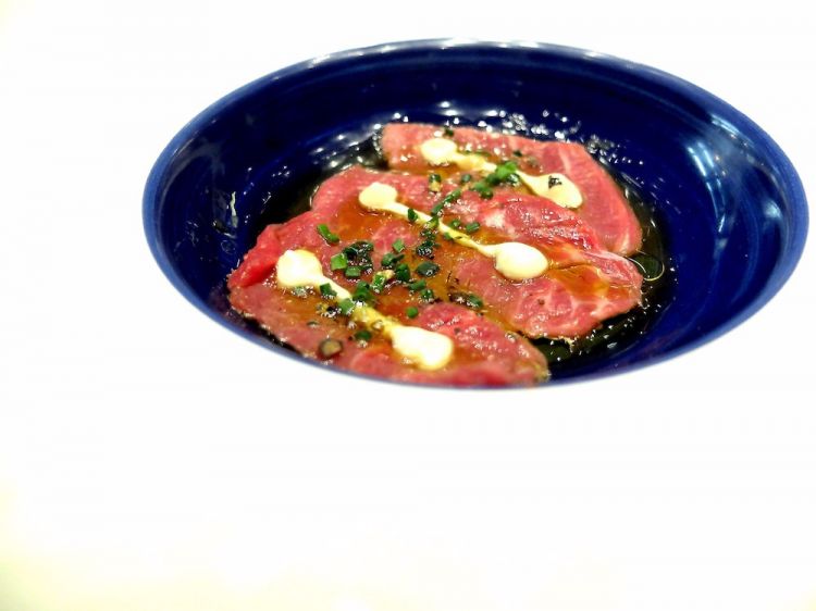 Carpaccio di angus scozzese, soia, aceto di champagne, crema di yuzu, erba cipollina, sale Maldon