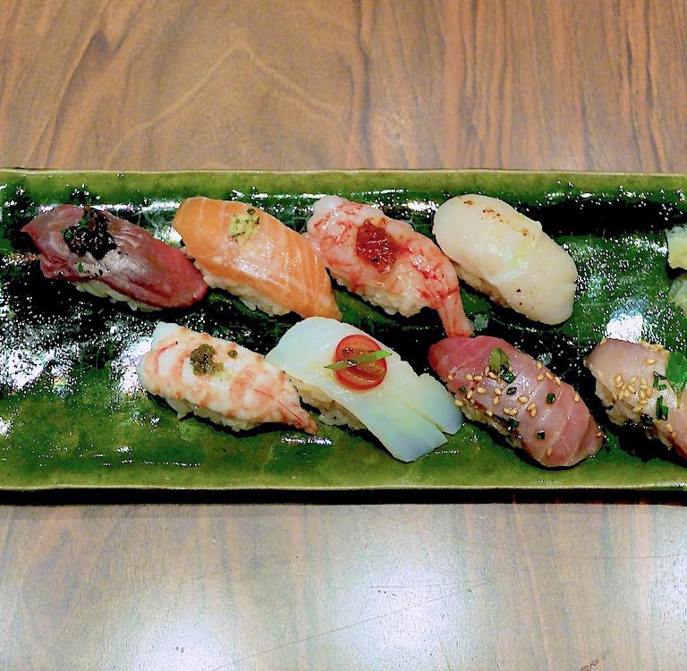 Sushi Kan, un classicissimo dello chef. Dall'alto a sinistra, in senso orario: sushi di angus scozzese con salsa al rosmarino e tratufo nero, di salmone canadese con zenzero e menta; di gambero rosso di Mazara del Vallo con datterino; di capesante pugliesi con polvere di yuzu e di peperoncino; di ricciola e di tonno, entrambi con salsa dei 5 continenti; di baccalà con datterino e bottarga di muggine; di mazzancolla pugliese con patè di capperi di Pantelleria
