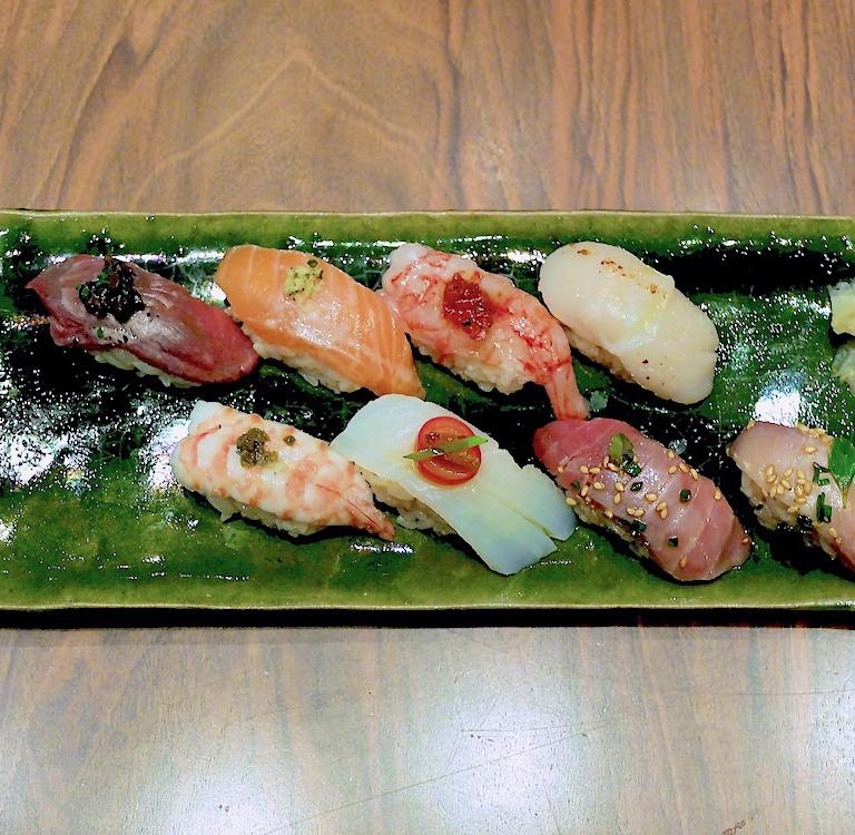 Sushi Kan, un classicissimo dello chef. Dall'alto a sinistra, in senso orario: sushi di angus scozzese con salsa al rosmarino e tratufo nero, di salmone canadese con zenzero e menta; di gambero rosso di Mazara del Vallo con datterino; di capesante pugliesi con polvere di yuzu e di peperoncino; di ricciola e di tonno, entrambi con salsa dei 5 continenti; di baccalà con datterino e bottarga di muggine; di mazzancolla pugliese con patè di capperi di Pantelleria
