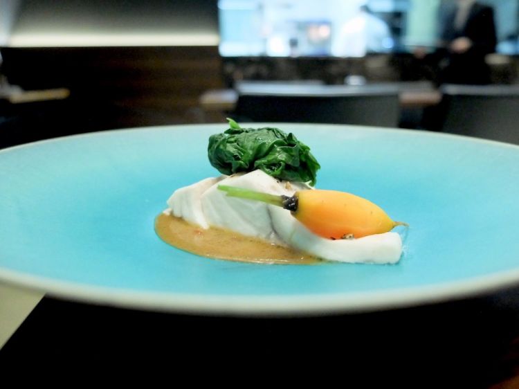Branzino di Marano al vapore, salsa allo champagne con soia e agrumi, spinaci e carote