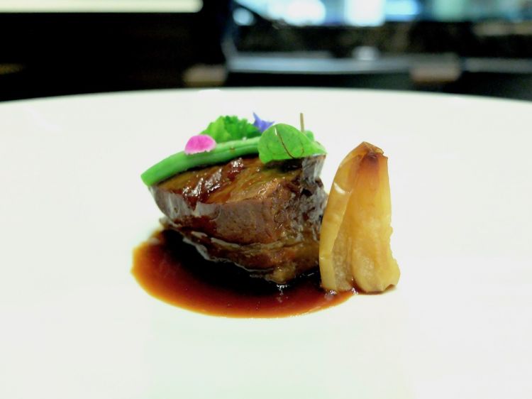 Maiale nero dei Nebrodi, cotto per 16 ore in salsa di soia, sake e mirin, mele caramellate, daikon e senape