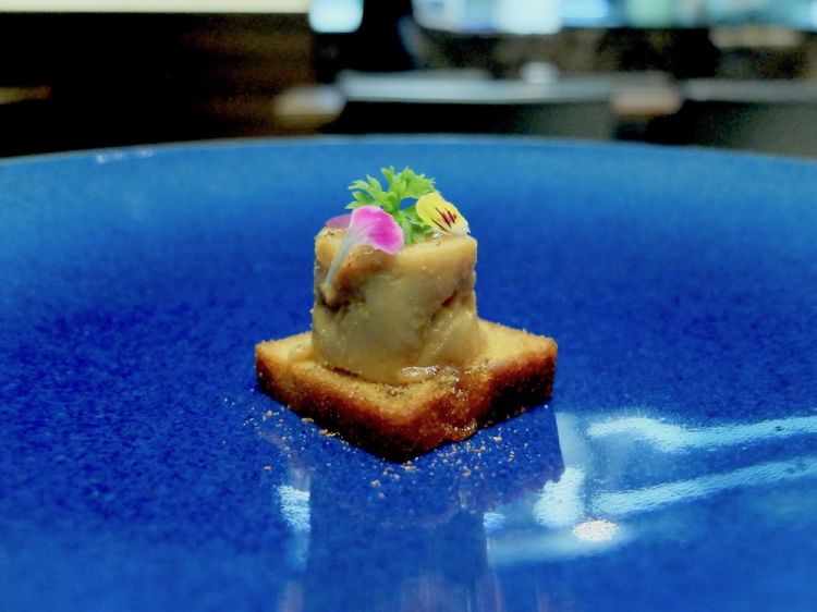 Foie gras marinato un mese in miso bianco dolce, miele, pepe del Madagascar, plumcake all'albicocca