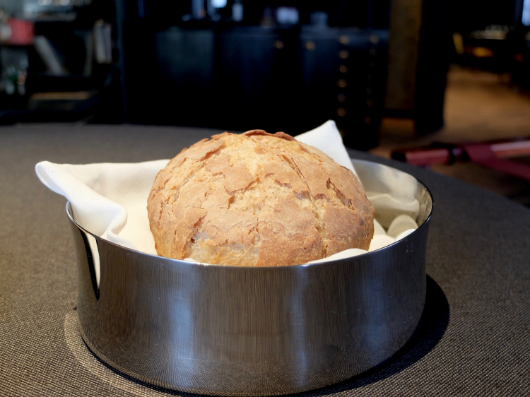 Pane di farina Antiqua, 100% lievito madre. In accompagnamento il grande olio siciliano Incuso di Pasquale Bonsignore
