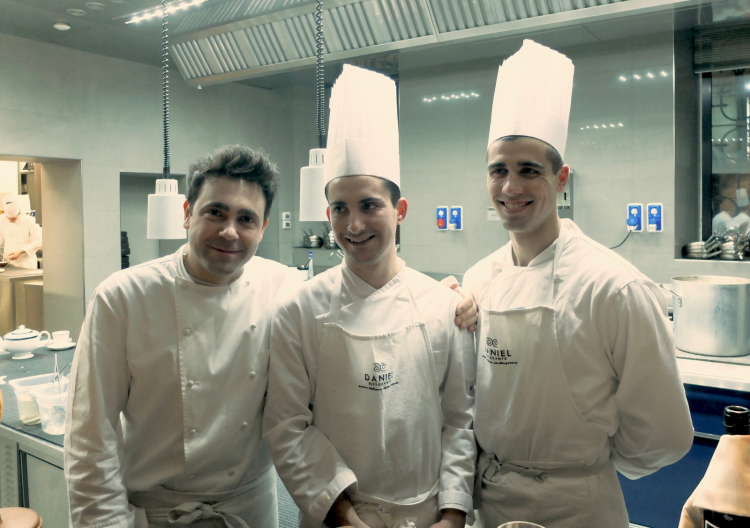 Canzian coi suoi collaboratori Matteo Moro (al centro) e Carmelo Gambino. Ci dice di loro: «Saranno dei grandi chef»
