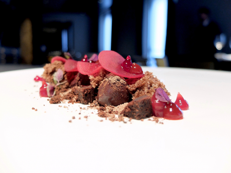 Si conclude alla grande con Brownie, barbabietola e aceto di lamponi. I dolci sono opera di Federico Tiseyra, argentino classe 1992, già con Alex Atala al D.O.M., poi a El Celler de Can Roca dei mitici hermanos, quindi all'Ultraviolet di Paul Pairet a Shanghai. Ne sentiremo parlare. C'è la barbabietola cruda in osmosi con aceto di lamponi, un gel dello stesso aceto, cioccolati Valrhona (Itakuja al passion fruit, Caraibe per la spugna...) con aceto e sale marino, perché è quasi del tutto privo di zucchero, così le note salate servono per far emergere quelle dolci»
