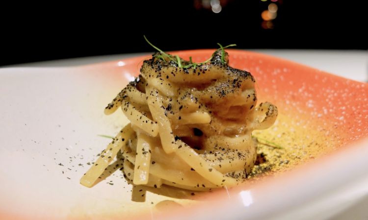 Ottime e stimolanti le Linguine Mancini con miso di pasta, alga bruciata e foglie di kaffir lime. Amido condisce amido, in pratica. Tanta acidità
