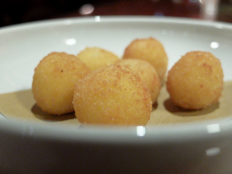 La cena, negli scatti di Tanio Liotta. S'inizia con Praline di parmigiano reggiano 30 mesi come appetizer
