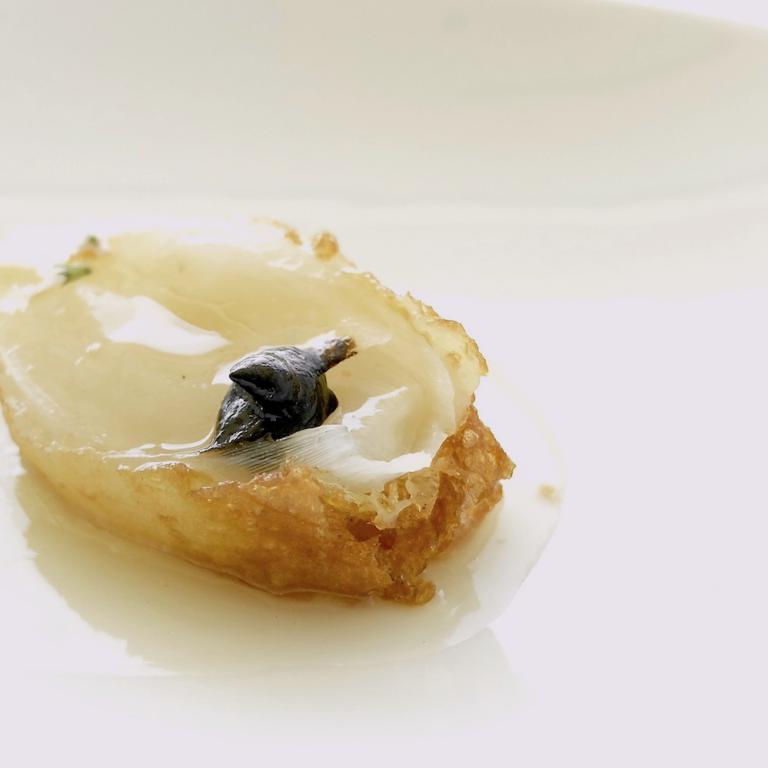 Cipolla di Vilanova in tempura, brodo di pesce salato affumicato, olio speziato con fiore di santoreggia. Di nuovo, livelli spettacolari
