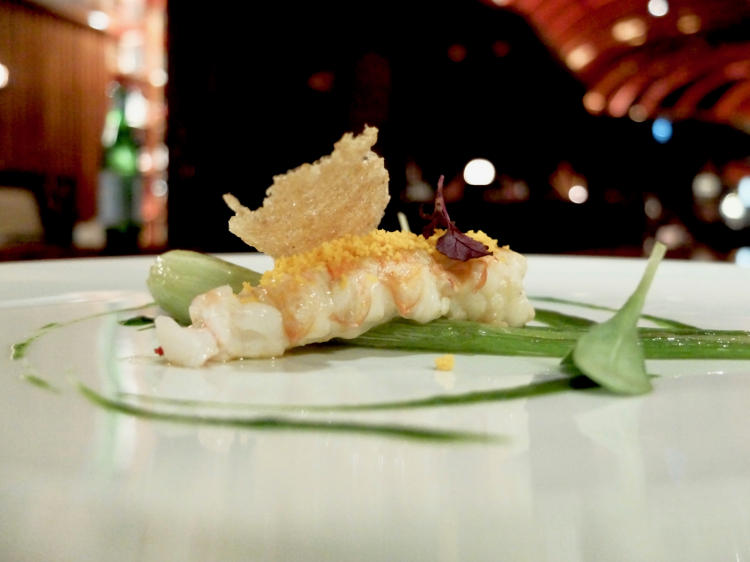 Finocchio arrosto, scampo, salsa di lattuga e cialda di amaranto. Molto buono