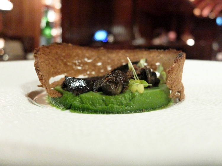 Squisite le Lumache, spinaci, pane nero e caviale d'aringa