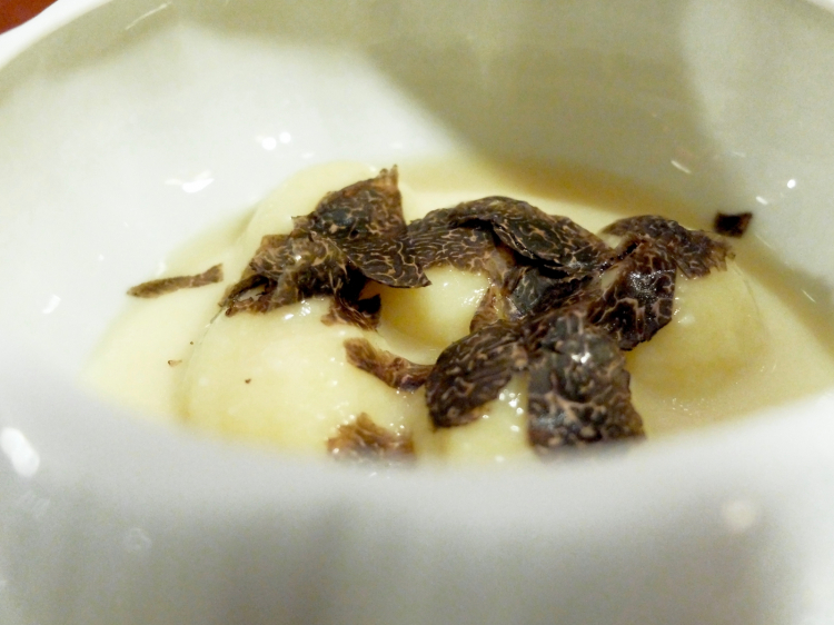 Gnocchi di patate cotti in brodo di gallina, tartufo nero, parmigiano Vacche Rosse. Il nobile formaggio torna spesso, segno che Albini cerca sì il gusto pieno, ma nel nome della qualità e della finezza, ossia senza banalizzare gli aromi, ma arricchendo il palato di umami