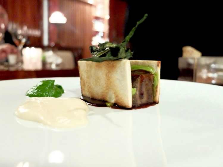 Vitello all'olio extravergine, toast, soubisse e cavolo nero. Albini è bresciano, qui propone una versione ripensata, ingentilita (e riuscita) del manzo all'olio