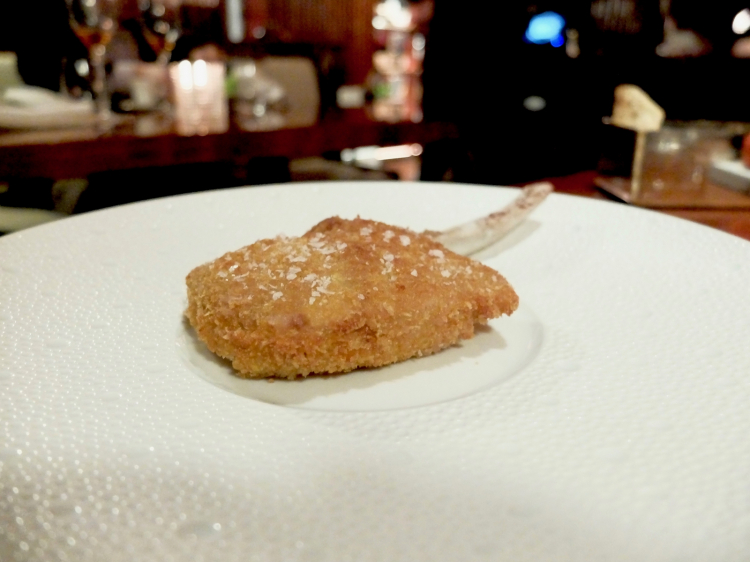 Ottima la classica Costoletta alla milanese al rosa, crema di patate, biete e funghi trifolati. Ha una doppia panatura, panko e pane grattugiato
