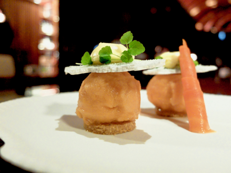 Biscotto bresciano di pasta sablé, sorbetto di carote, mousse al passion fruit, rucola