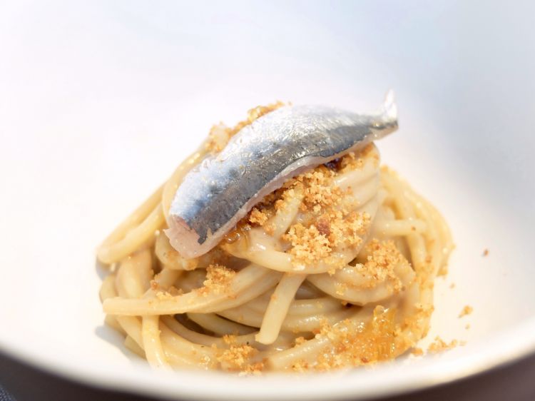 Spaghetto Felicetti, sarde e sarde, limone. Il pesce è marinato e anche in crema (da qui "sarde e sarde"), poi pangrattato tostato all'aglio e limone candito
