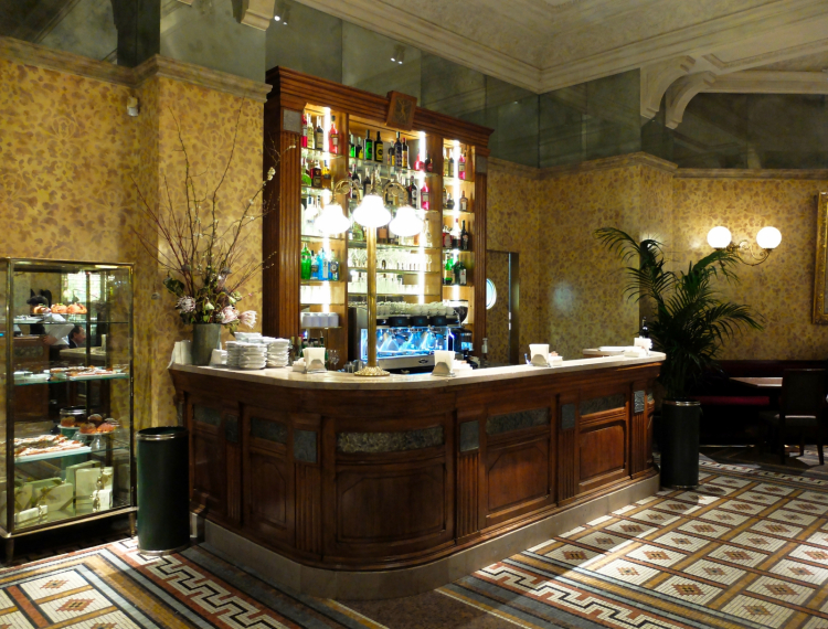 Il bancone all'ingresso del bistrot