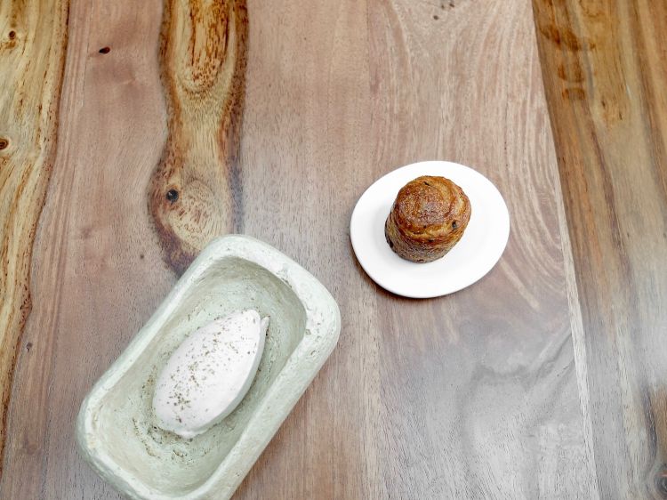 "Beach feeling": they serve bread with fresh herbs and a butter aromatised with smoked sardines 
