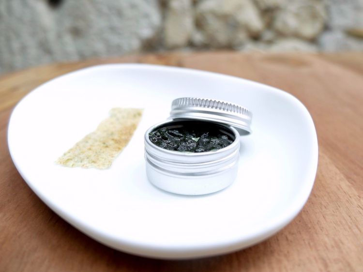 "Caviale cantabrico" con pane di alghe: si tratta di una fine tartare di calamaro al suo nero con maionese di salamoia e alga codium. Un assaggio raffinatissimo
