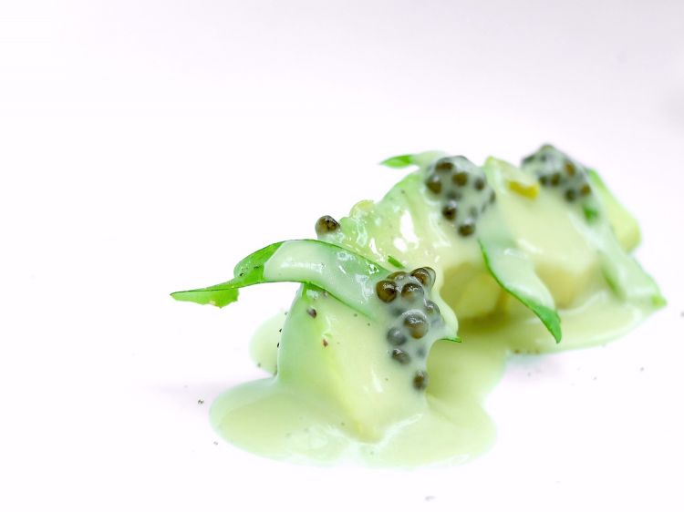 Avocado, caviale Oscietra, piparra marinata, pil-pil di lattuga (fatta con l'estrazione della verdura con la parte grassa del branzino: l'esito è delicato). Come abbiamo già detto, la piparra è un peperoncino verde dolce. Altro piatto di grande classe: goloso, pieno, elegante, convincente
