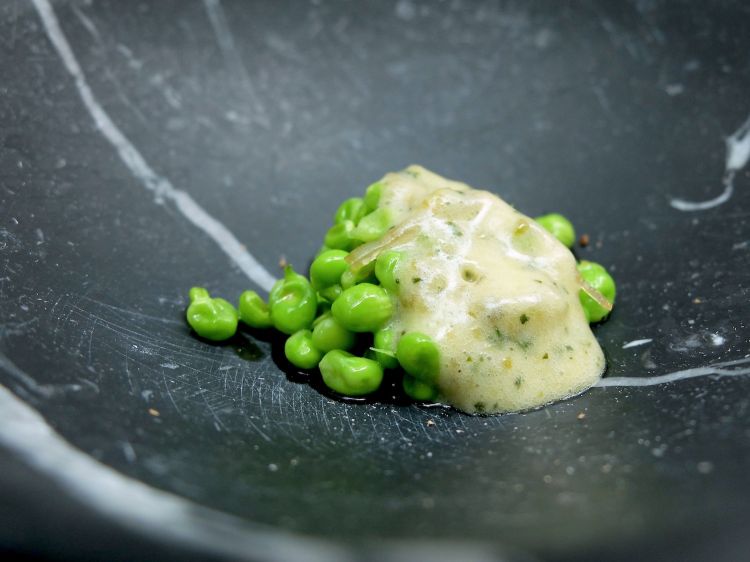 Lágrima peas, wagyu ham consommé, Bearnaise sauce with capers and wine. The lágrima peas are a delicacy from North Spain (especially the Basque Country): small, tender, very sweet, «here in Cantabria we pick them later than in the País Vasco)
