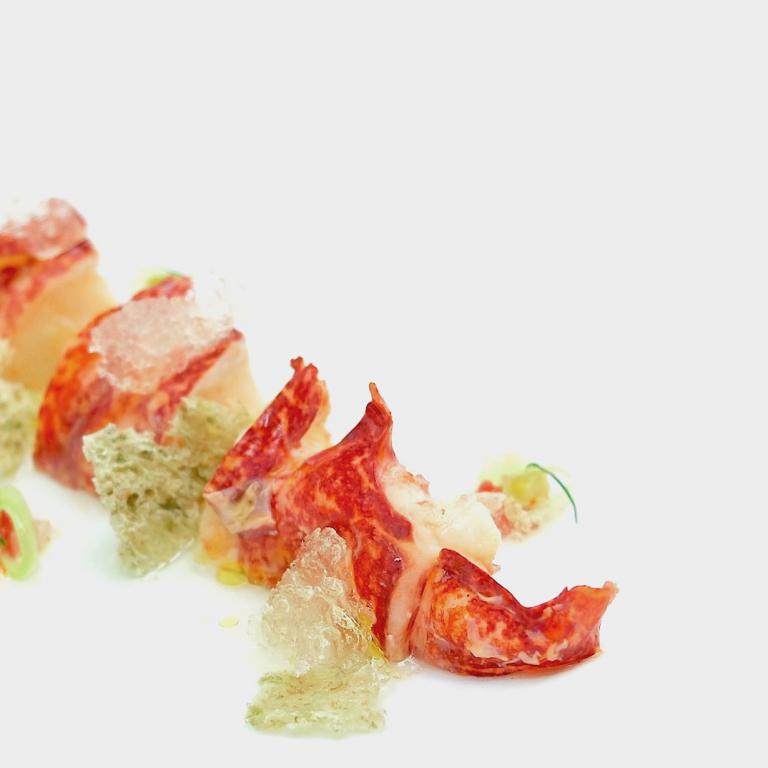 Chargrilled lobster, granita of tomato water with Oloroso, the fortified wine of Jerez. The only dish we didn’t like at all, and because of a serious technical issue: the crustacean smelled of the firelighter clearly used to light up the embers
