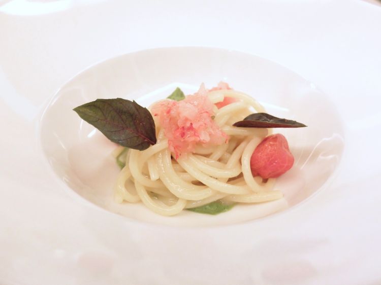 Spaghetti Benedetto Cavalieri, crema di zucchine, tartare di gamberi rossi, pomodoro confit
