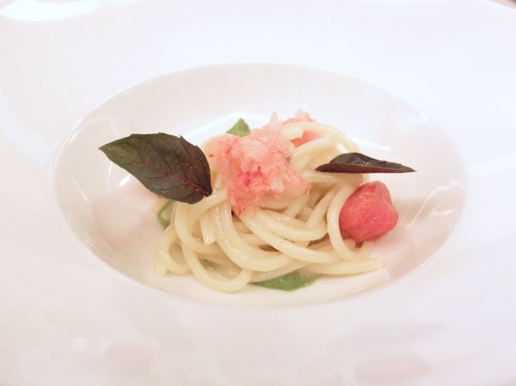 Spaghetti Benedetto Cavalieri, crema di zucchine, tartare di gamberi rossi, pomodoro confit
