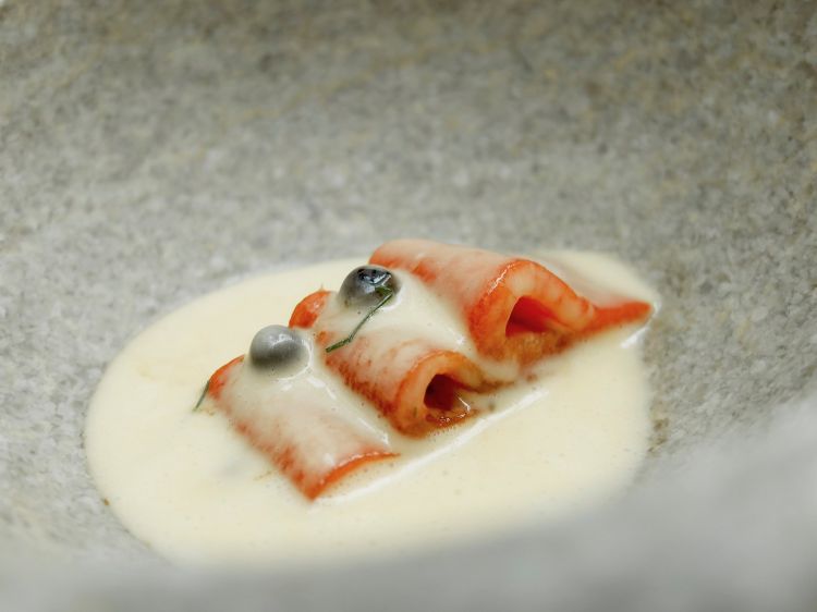 Peperone di Navarra, perle di aceto balsamico di Modena. Il peperone è sia confit, che in succo. (Ottimi) gusti della tradizione, si sente il burro e l'aglio
