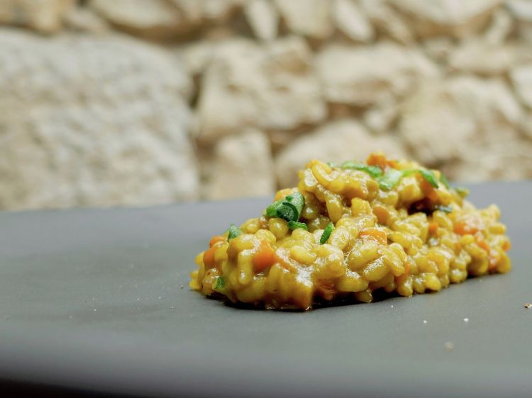 Riso Bomba, anemoni di mare, confettura di lime, peperoncino rosso ed erba ghiaccio. Gli anemoni sono triturati nell'olio di oliva. Altro grande piatto. Il riso Bomba è una varietà di riso spagnolo molto pregiato che vanta il marchio Doc dell'Unione Europea
