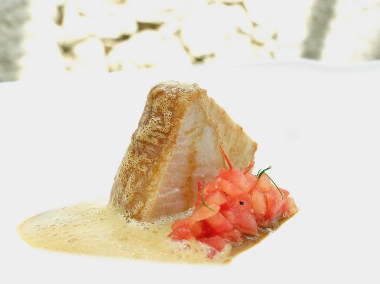 Bonito marinato e scottato, concassé di pomodoro, sugo di bonito con vermouth, pomodoro gassificato. Il bonito è una varietà di tonno tipica della Spagna del Nord. Buonissimo
