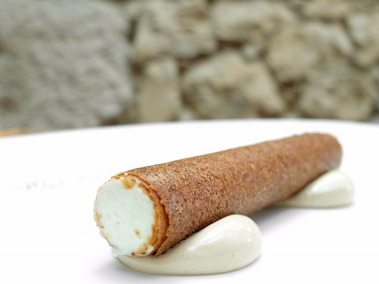 Cannolo di cialda al caffè, crema acida di piselli. Molto interessante