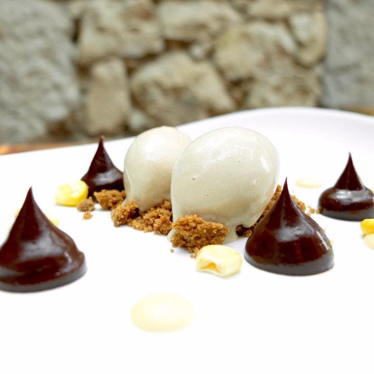 Gelato di aceto balsamico di Modena, terra di mais tostato, ganache di cioccolato e whisky, riduzione di latte e cardamomo
