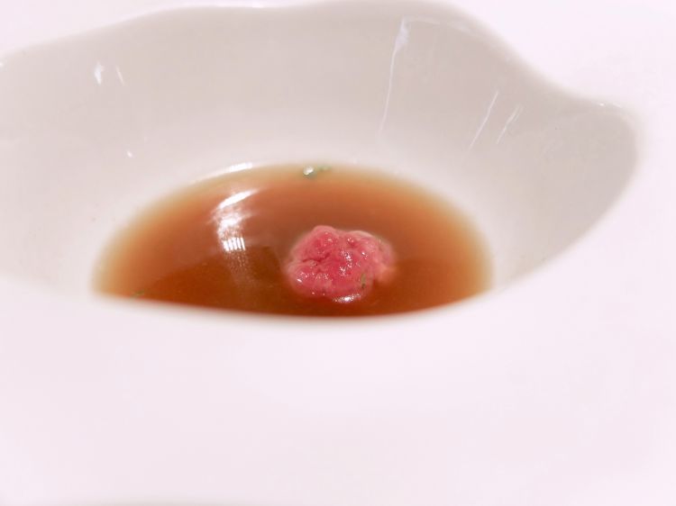 Salsiccia di Bra in brodo intenso caldo di manzo
