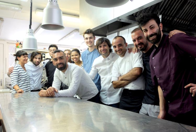 Lo staff della Casona del Judío. Bastard è al centro, alla sua sinistra il sous francese Jerome Quarmouchi, classe 1986 da Tolosa
