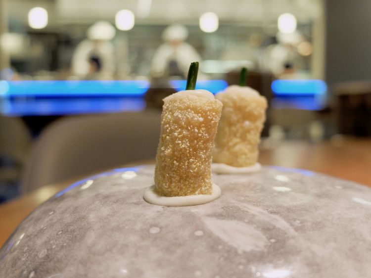 Mezzi paccheri fritti con mousse di Grana Padano ed erba cipollina
