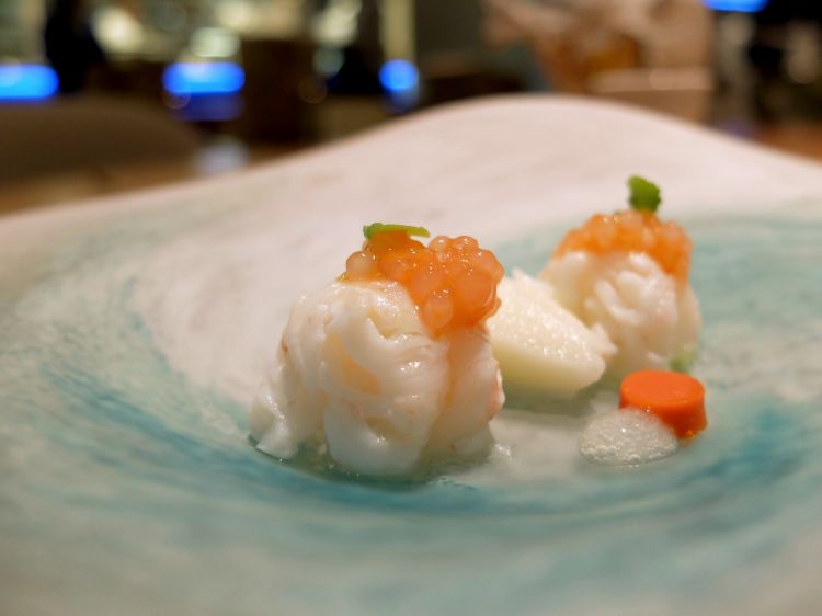 Senza via di scampo: scampi marinati allo yuzu, tapioca, gel di scampi su brodo di cinque mele, granita di yuzu.. Bel piatto, tutto giocato sul contrasto dolce-acido, con il bellissimo apporto del succo del mix di mele
