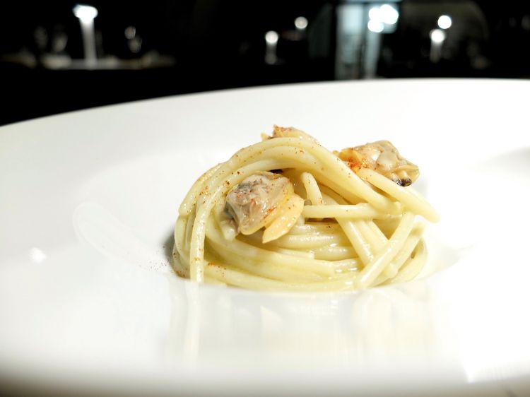 Spaghetti con estratto di alloro, vongole e limone candito
