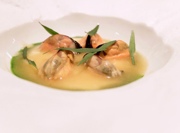 Spugna: cozze al burro nocciola acidulo su soffice crema di mandorla ed estratto di dragoncello