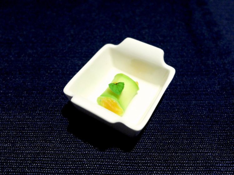 Rotolo di zucchine, caprino affumicato, marmellata di peperone, nocciole e menta