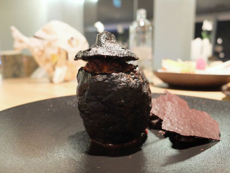 Nero limone: soufflé di limone d'Amalfi, croccante al cacao, ganache di limone e cioccolato Oriado e Jivara
