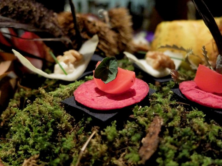 La giostra degli appetizer serviti in un cestino autunnale: Wafer di rapa con ravanello all'aceto di mirtillo