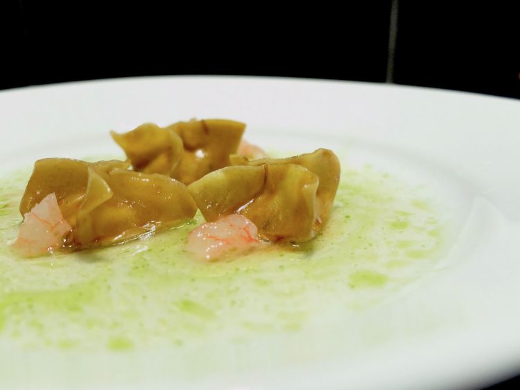 Tortelli ripieni di patate e porro bruciato, gamberi crudi, acqua di citronella